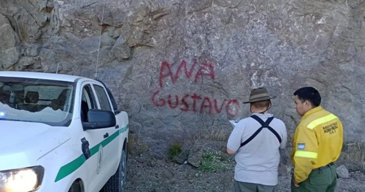 La Justicia dictó que el camionero que hizo grafitis en el Parque Nahuel Huapi deberá restaurar las piedras que vandalizó
