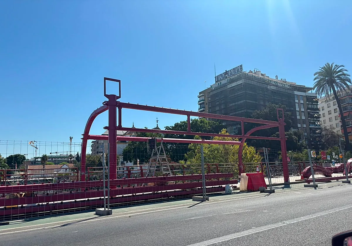 Las estructuras de los toldos llegan al puente de San Telmo el primer día del otoño