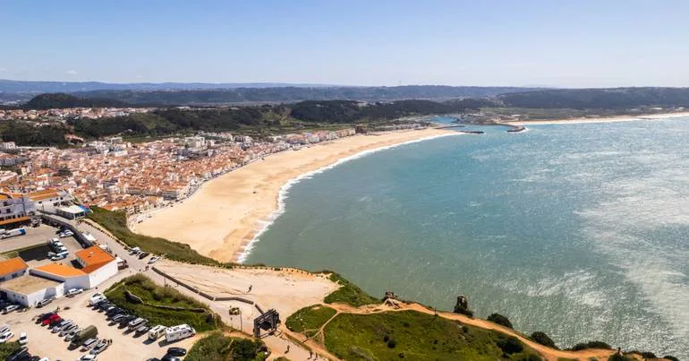 Análises levam a proibição de banhos na praia da Nazaré
