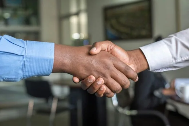 Multi PRO e ZTE reforçam parceria e produzem servidores de IA em Minas Gerais