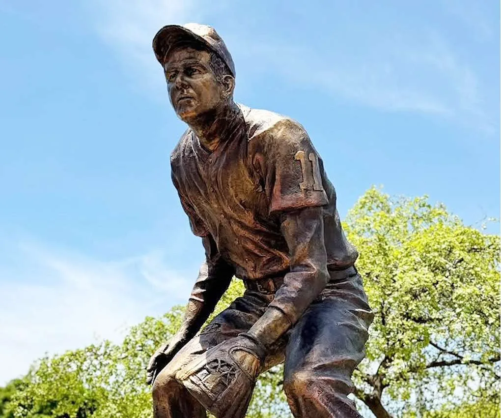 Estatua de Luis Aparicio da entrada a su natal Santa Lucía en Maracaibo