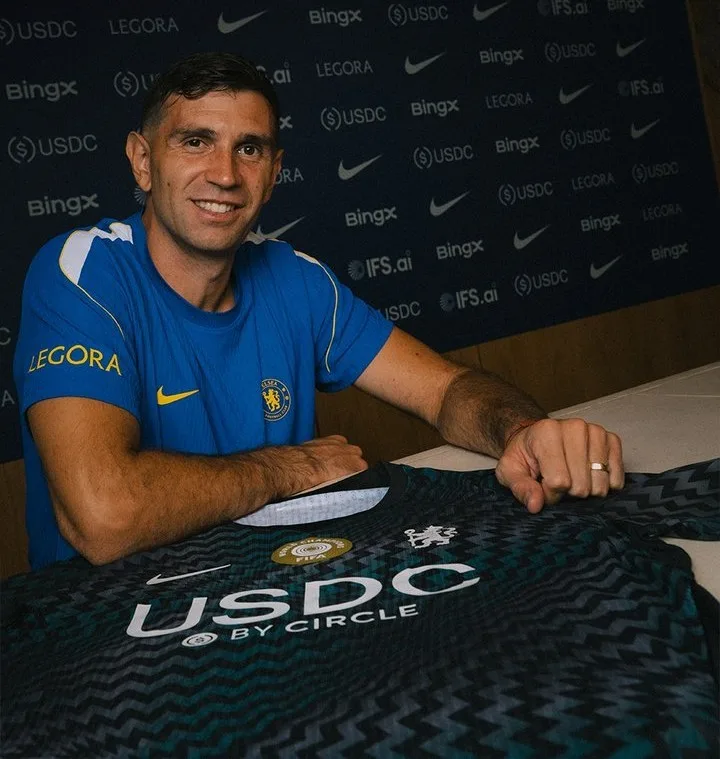 Chelsea anuncia a contratação do goleiro Dibu Martínez