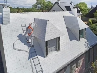 « J’ai gagné 4,5 °C » : cette entreprise près de Saint-Malo peint les toits pour refroidir les maisons