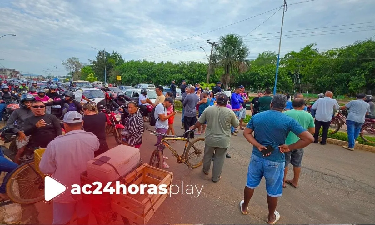 Moradores fecham AC-40 na manhã desta quarta-feira e cobram melhorias em ruas