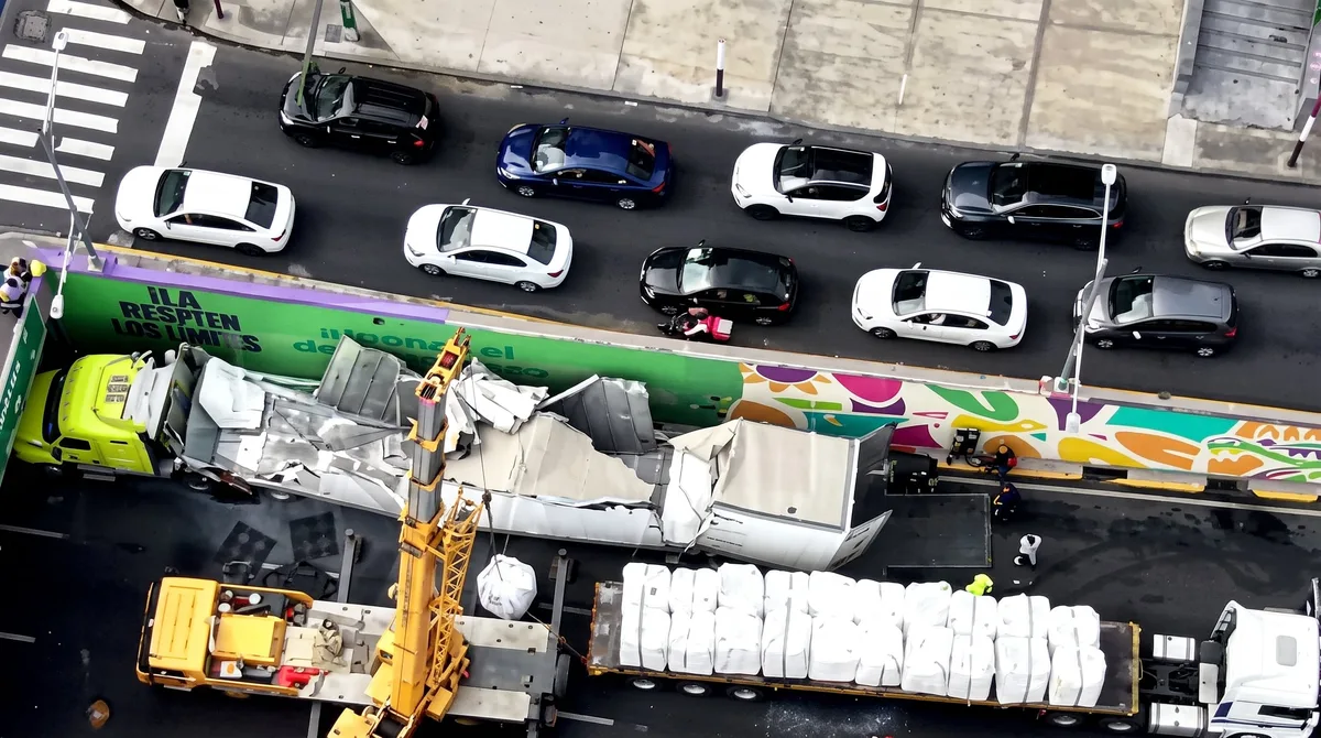 Alerta por cierre vial en Viaducto Miguel Alemán rumbo al AICM: reportan que tráiler quedó atorado bajo un puente
