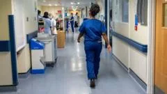 O que a crise da saúde britânica nos ensina: 'O Brasil foca demais na autoridade do médico'