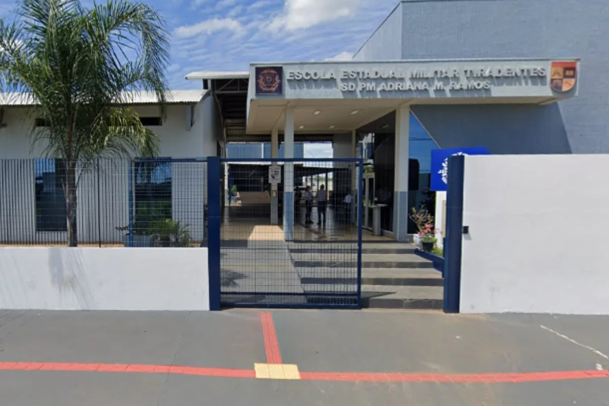 Vídeo: alunas de escola militar brigam uniformizadas em MT