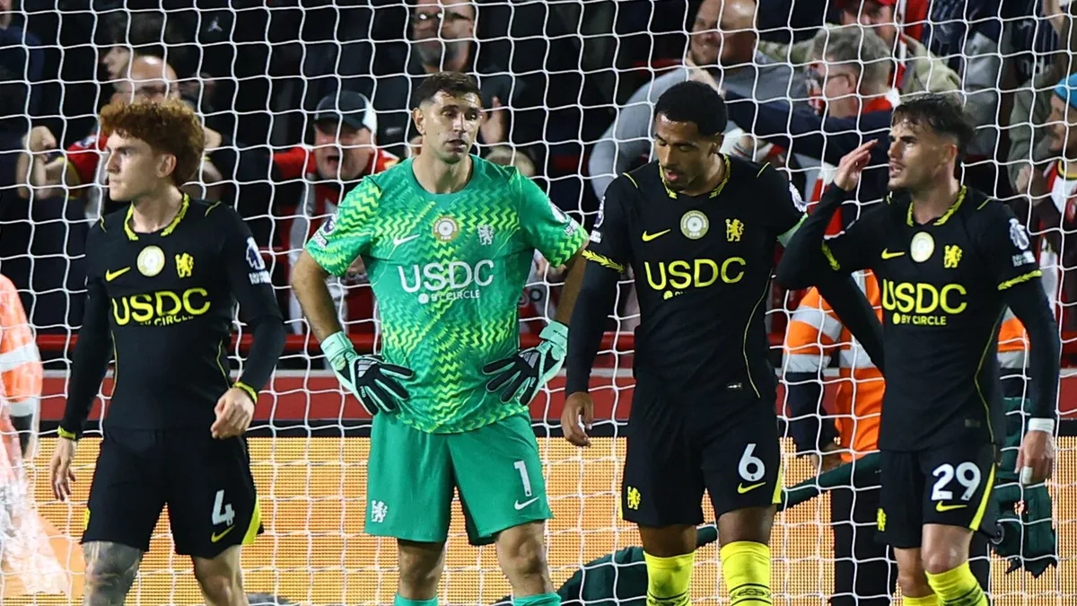 El gesto del Dibu Martínez a los hinchas del Chelsea tras la caída 3-0 ante Brentford: los alarmantes números defensivos