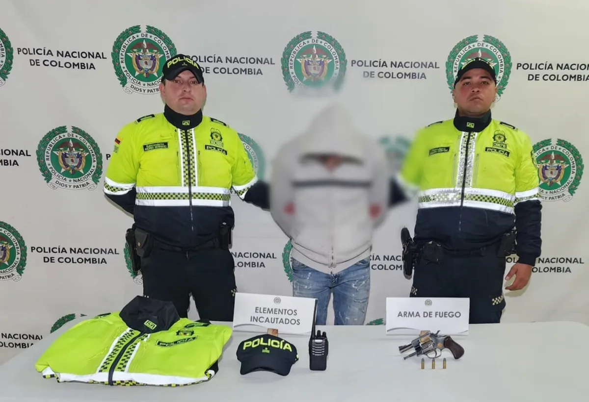 Falso policía se movilizaba en Bogotá armado, con prendas oficiales y en un carro de alta gama: así lo capturaron