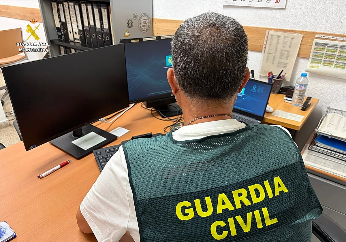 Un empleado de banco se aprovecha de una anciana vulnerable para cambiarle el PIN y robarle 25.000 euros