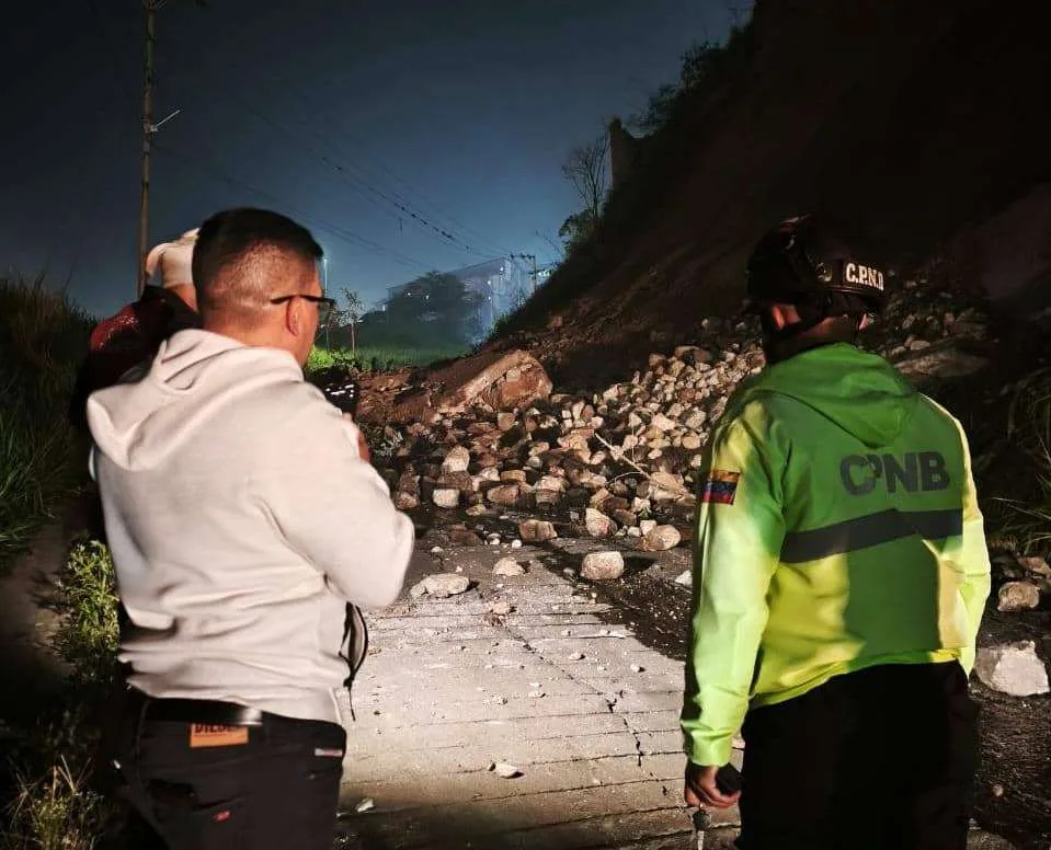 Realizan despliegue en la parroquia Antímano tras fuertes lluvias