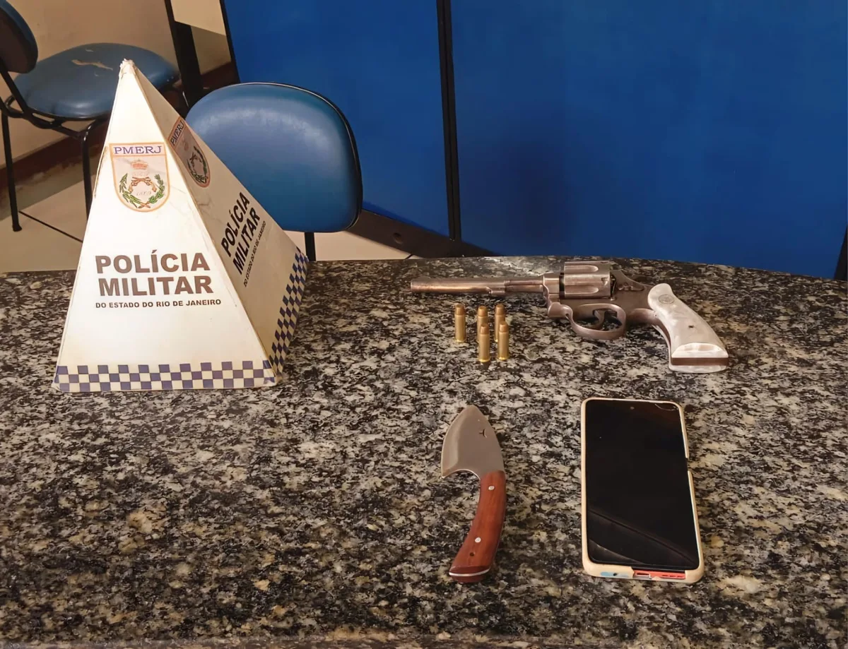 Homem é preso com revólver na cintura e faca em Vassouras