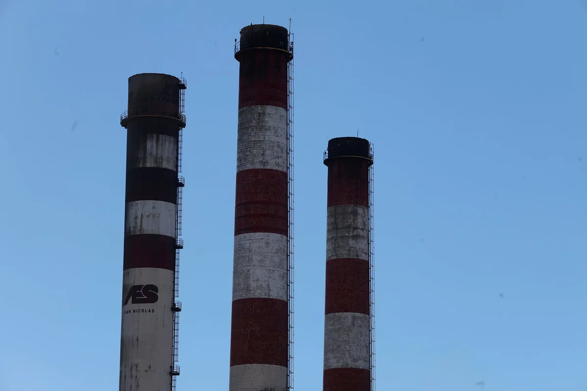 Pese a las promesas de cierre, la última central a carbón de la Argentina sigue activa y preocupa a los vecinos