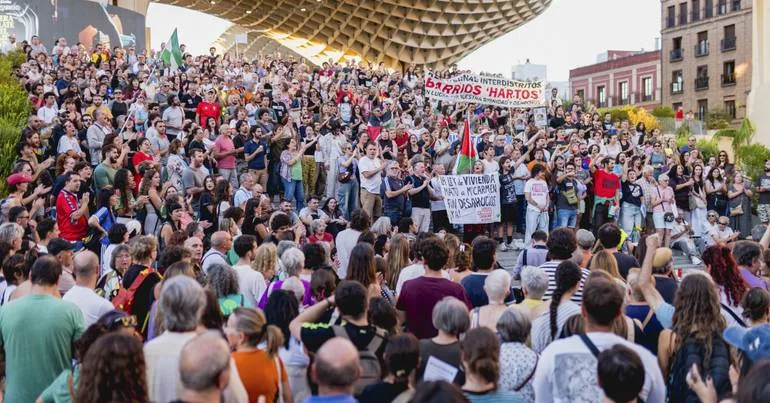 Milhares marcham em silêncio em homenagem a Maricarmen