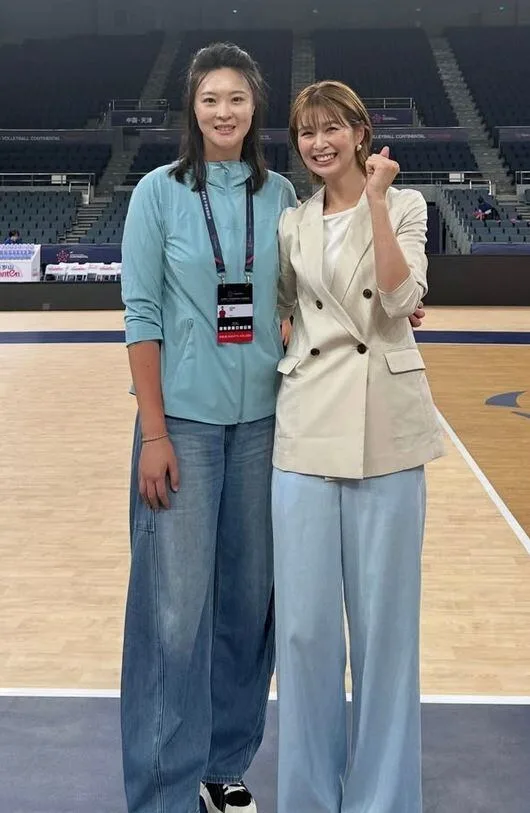 185cm인데 이렇게 작아 보이다니…日 배구 여신 옆에 선 190cm 中 레전드, “슈퍼모델 같다” 해외팬 난리