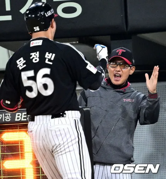 [사진]문정빈 동점 솔로포에 뜨겁게 환호하는 LG 염경엽 감독