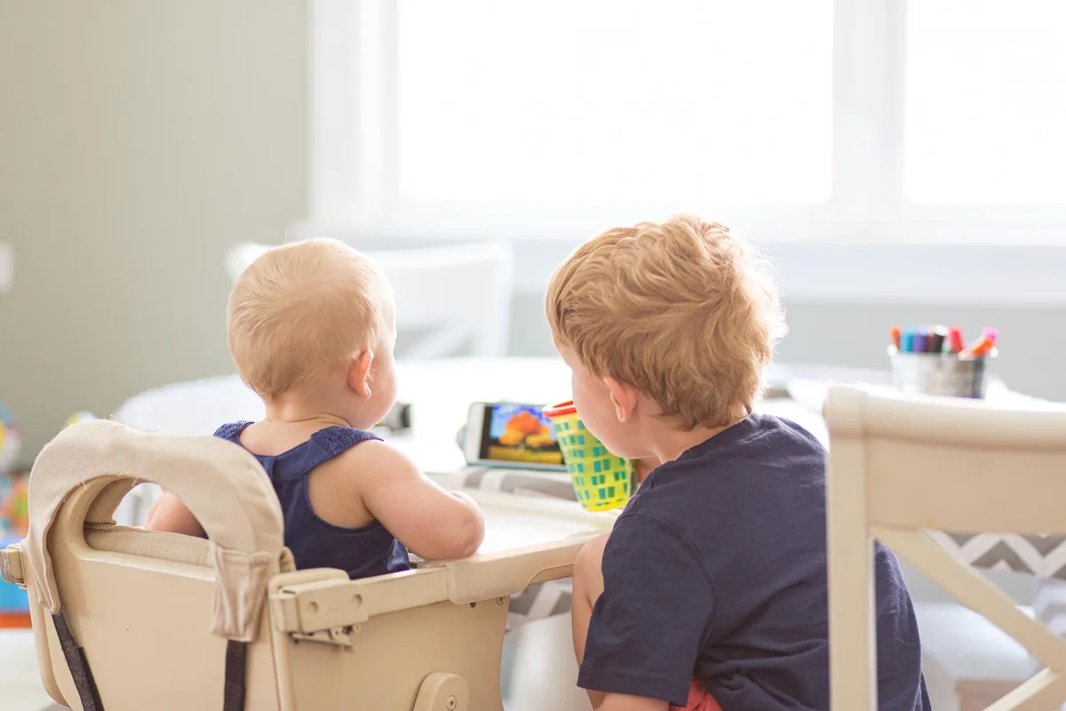 A 2 ans, un enfant passe 53 minutes par jour devant un écran : « A cet âge-là, on n’apprend pas sur YouTube »