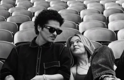 Karol G e Bruno Mars lançam clipe de “Still” com imagens de bastidores de show em Los Angeles