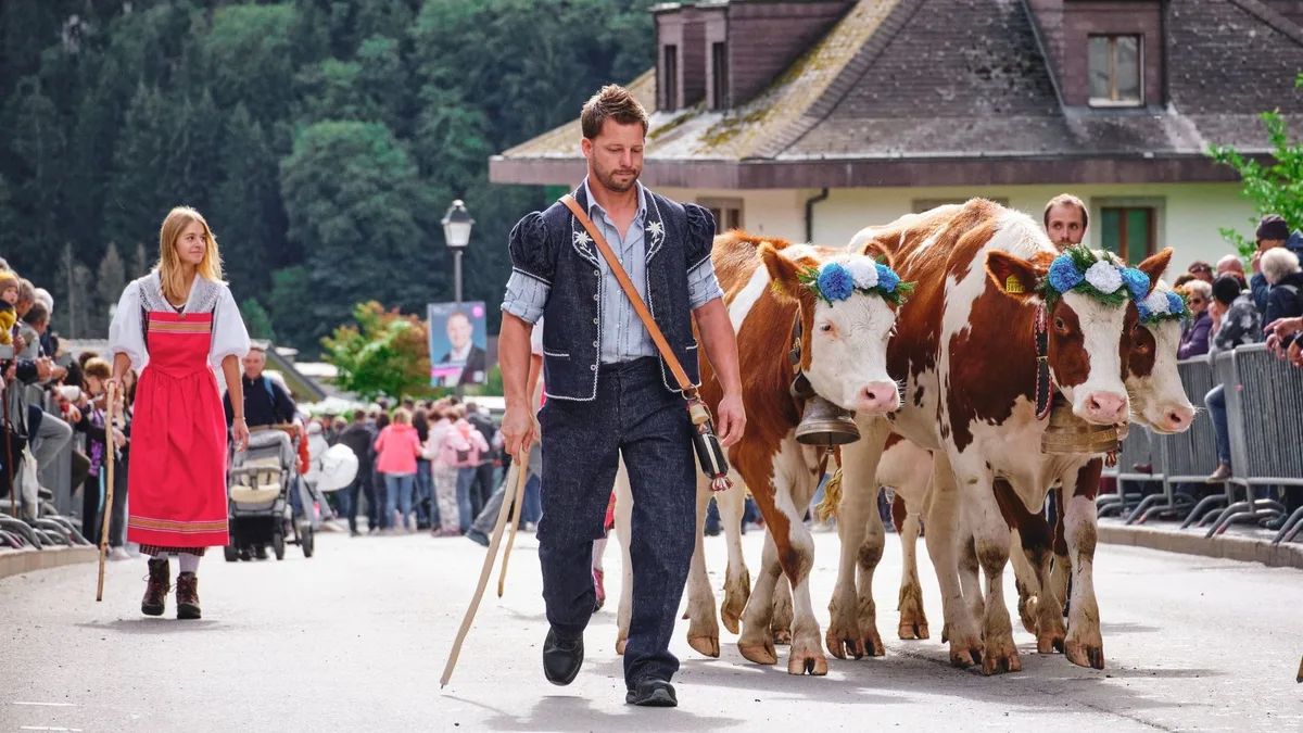 El pueblo de los Alpes suizos donde cada septiembre las vacas desfilan coronadas de flores: una tradición que la Unesco protege desde 2023