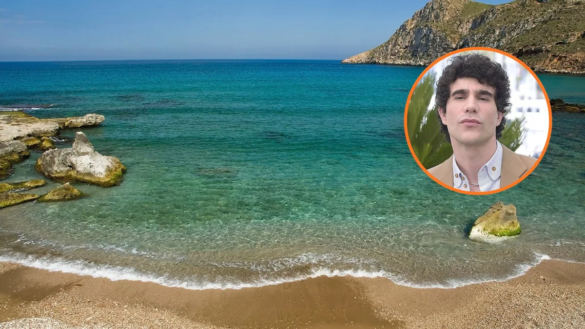El pueblo de Murcia al que siempre vuelve Javier Calvo, director de ‘La bola negra’: calas vírgenes, un castillo medieval y paisajes de película