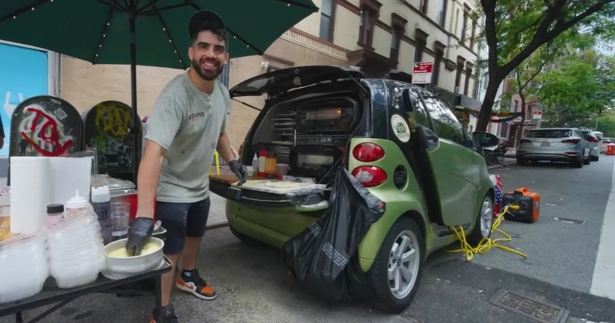 Convirtió su pequeño auto Smart en una pizzería móvil en Nueva York y factura unos US$ 12.000 por mes: “No se necesita el espacio perfecto para empezar”