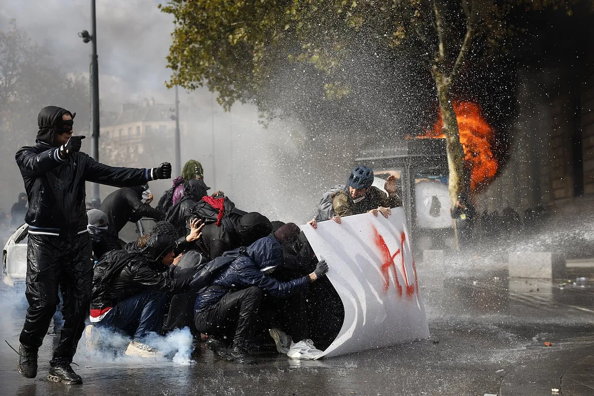 Manifestantes provocam incêndios e danificam edifícios em várias cidades francesas. Veja as imagens