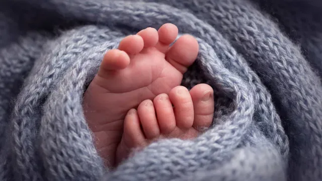Corpo de bebé encontrado dentro de saco do lixo por empregada de limpeza