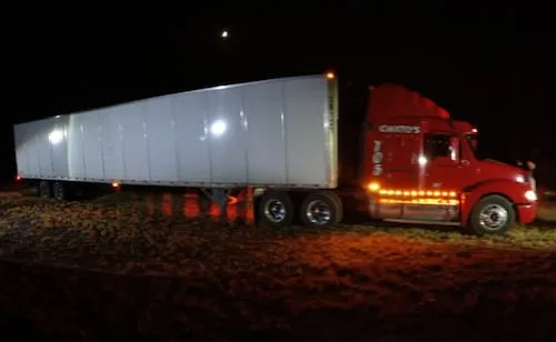 Hallan a nueve migrantes dentro de caja de tractocamión en Sabinas Hidalgo, Nuevo León; detienen al conductor