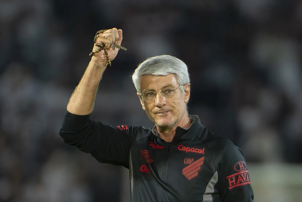Athletico encaminha renovação com Odair Hellmann para 2027; veja detalhes