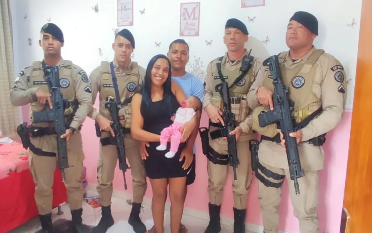 'Foi o presente do Dia dos Pais, minha filha nasceu de novo', diz pai após bebê de 1 mês engasgar e ser salva por PMs na Bahia
