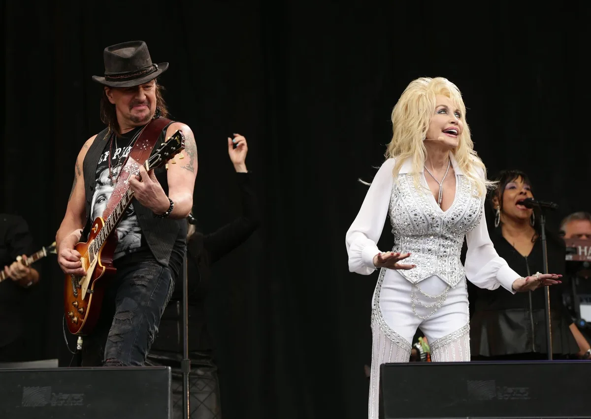 Trump decreta que la bandera ondee a media asta durante una semana en todo el país por la muerte de Dolly Parton