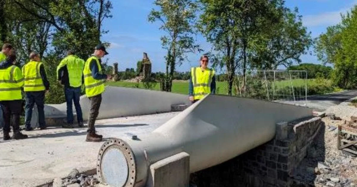 Las palas de las turbinas eólicas son la única parte de la máquina que ningún desguace acepta: en Atlanta levantaron el primer puente de Estados Unidos que las recicla como vigas de carga