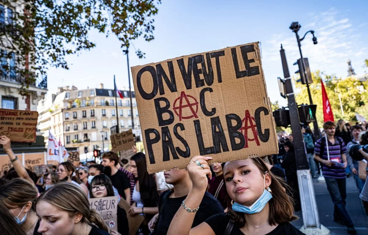 Blocus des lycées : « Faire peur aux jeunes et aux parents »… La garde à vue est-elle devenue une peine immédiate ?