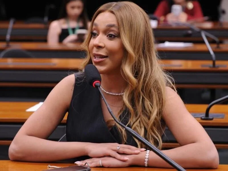Erika Hilton propõe multa por aporofobia, discriminação a vulneráveis