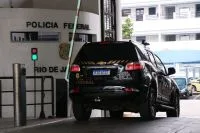 Homem é preso com 147 cartões após suspeita de golpes em shows no RJ