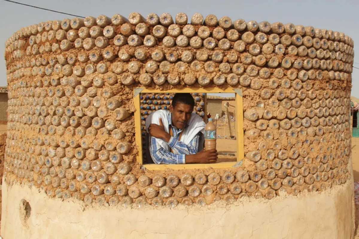 Tateh Lehbib Breica, refugiado de 36 años: construyó la casa de su abuela con botellas y su experimento ayudó a 50 personas
