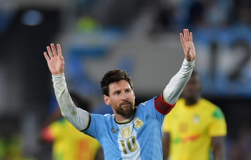Homenagem a Messi é alvo de vaias e críticas durante aparição de marca argentina; veja vídeo