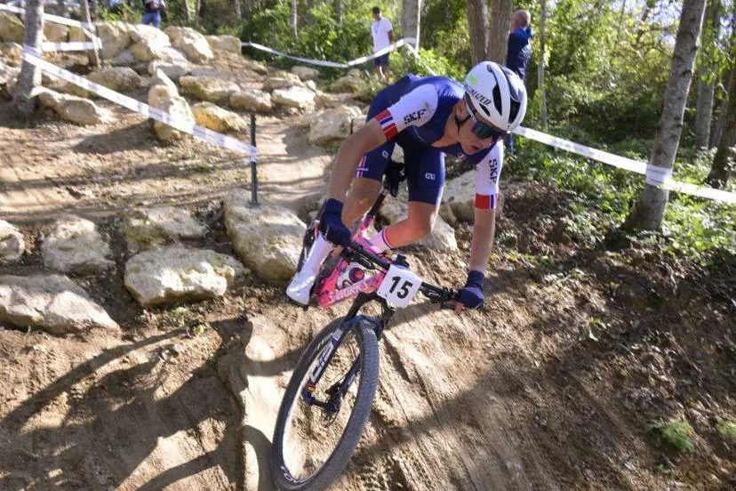 Le Français Adrien Boichis remporte la course aux Gets devant Mathieu Van der Poel
