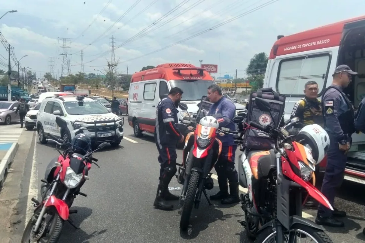 Mulher fica ferida em acidente entre moto e carreta na Avenida das Torres, em Manaus