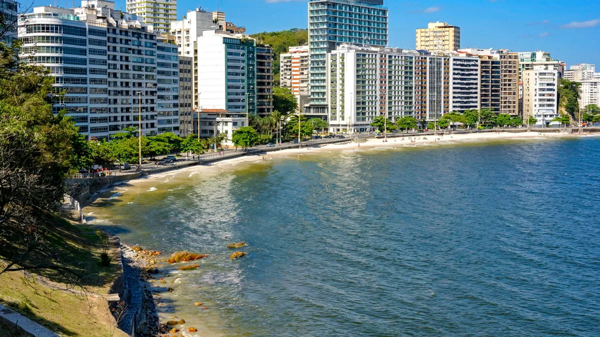 Pentacampeã da Bandeira Azul e única fluminense no top 10 do saneamento: a cidade que foi capital por 141 anos e guarda o maior acervo de Niemeyer fora de Brasília