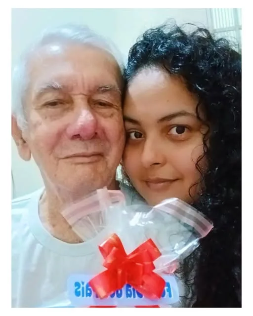 Pai faz apelo por cirurgia de vesícula para a filha que aguarda o procedimento de urgência