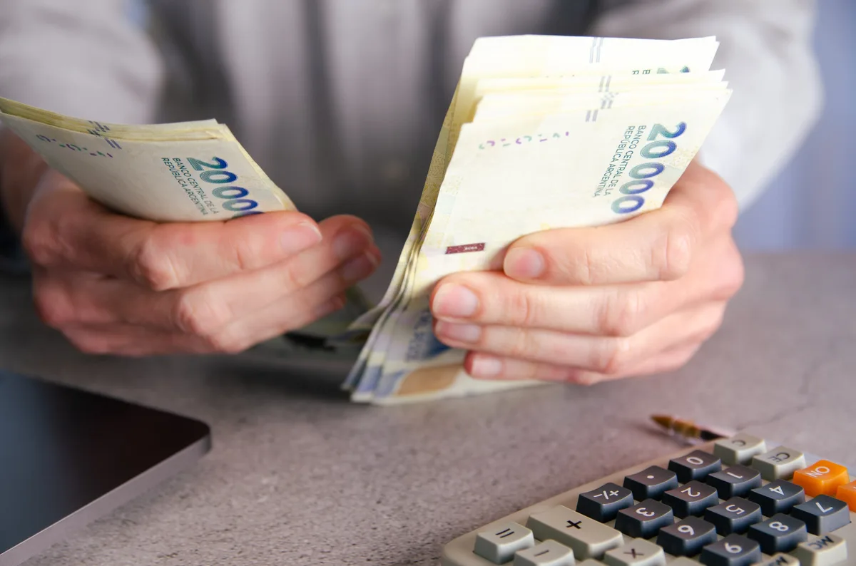 El banco de horas llega a más empresas: qué pasa con las “extras” que agrandan el sueldo