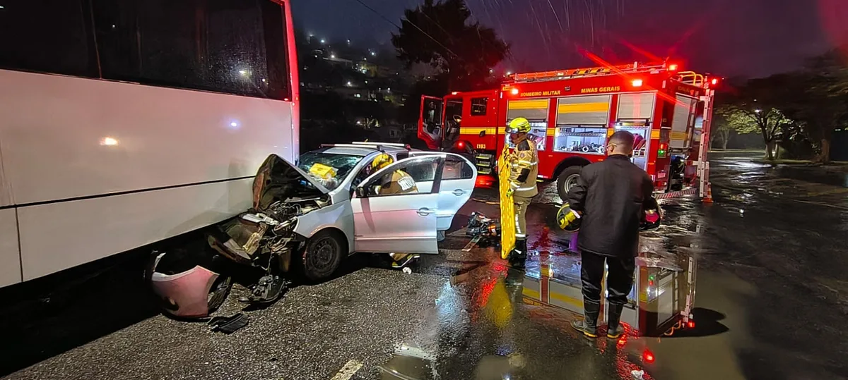 Carro bate em ônibus e deixa três feridos em Juiz de Fora; parte do veículo fica debaixo do coletivo