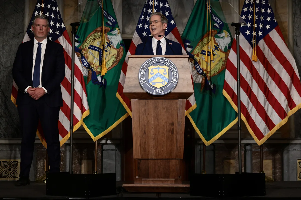 Comment les Etats-Unis comptent "asphyxier l'économie iranienne