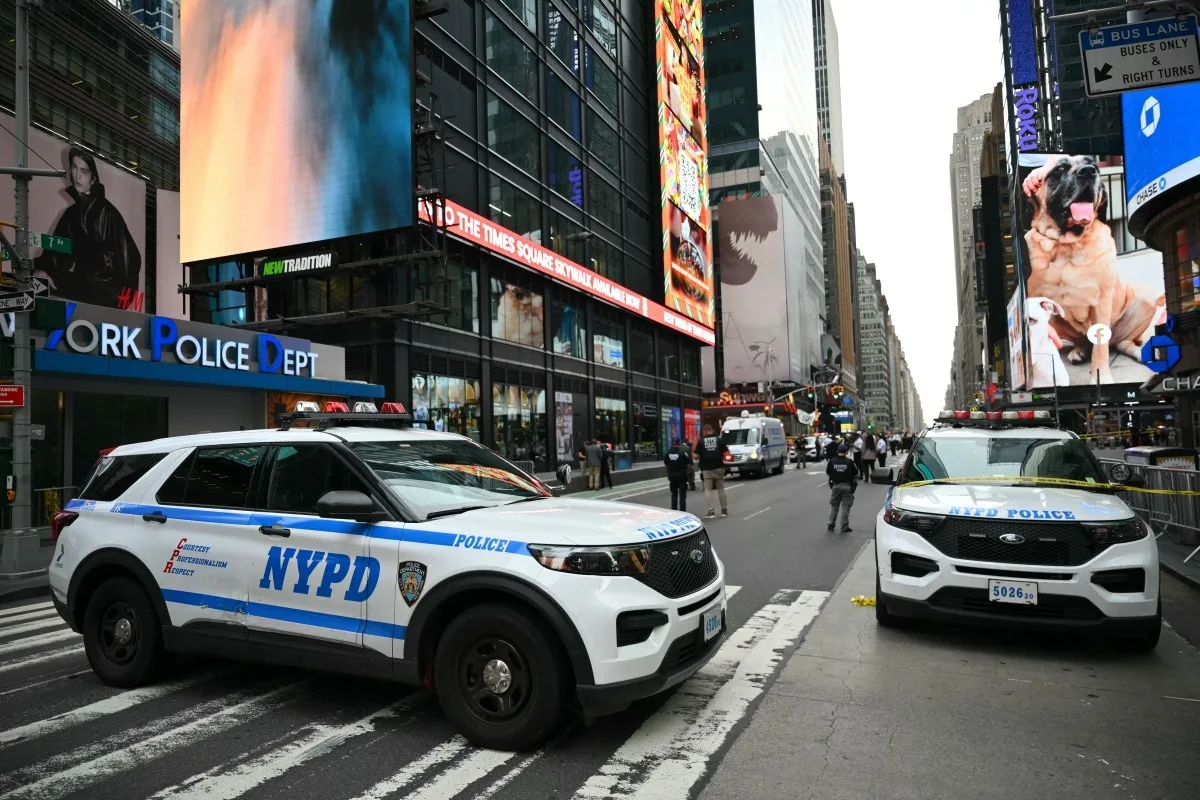 Mulher esfaqueia duas pessoas e é baleada pela polícia na Times Square, em Nova York