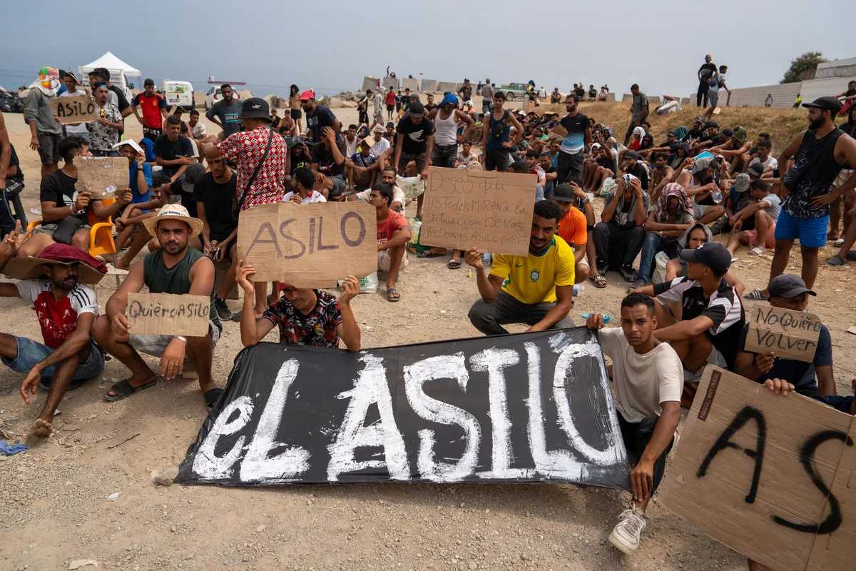 Última hora de la entrada de inmigrantes a Ceuta, en directo | La ministra de Sanidad comunica que han atendido a 5.800 migrantes en Ceuta: “El hospital está ocupado a la mitad. No hay colapso”