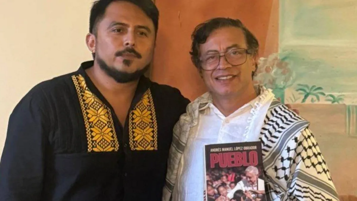 Gustavo Petro presume el nuevo libro de AMLO “Pueblo” durante su visita en México