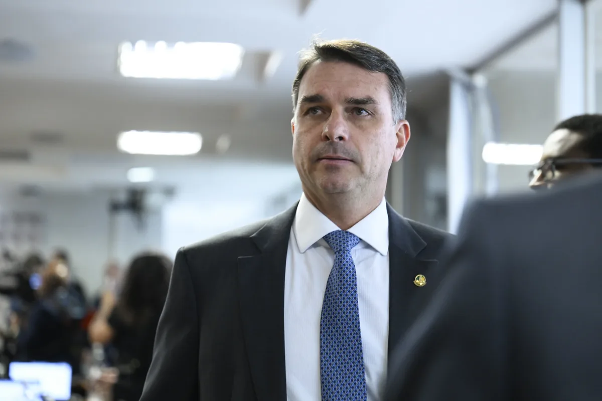 Suspeito de ameaçar Flávio Bolsonaro é alvo de busca e apreensão em Juiz de Fora
