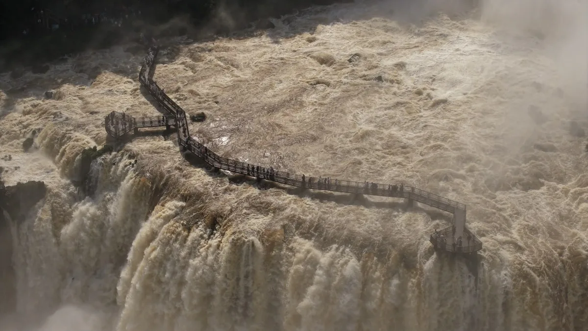Passarela das Cataratas do Iguaçu é interditada após vazão aumentar quase seis vezes no Paraná; veja o que muda na visitação