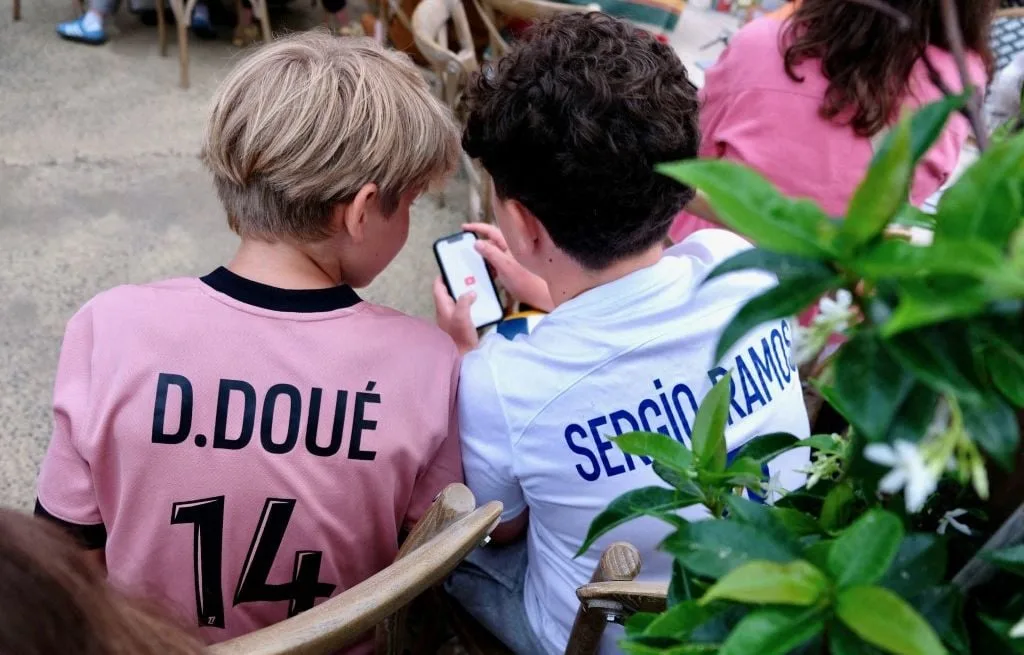 « Des conflits dans la cour »… Ce collège a interdit le port des maillots de foot à ses élèves